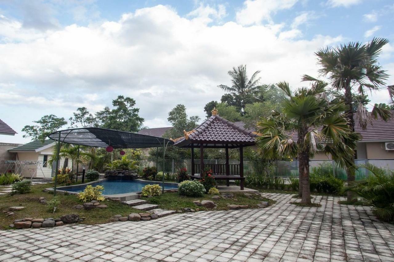 Reddoorz Syariah Plus Near Banyuwangi Airport Exterior photo